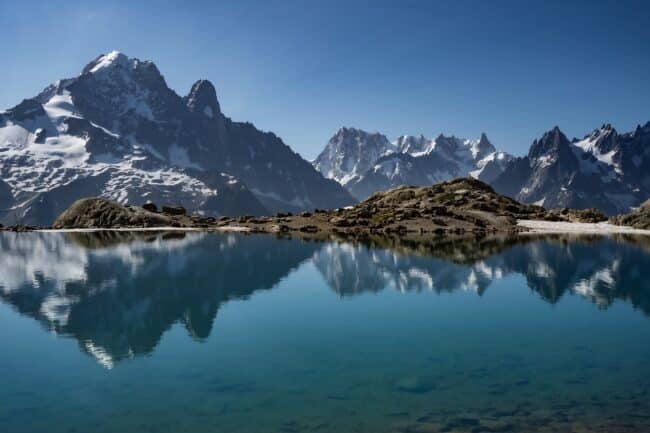 מוֹן בּלָאן (בצרפתית: Mont Blanc "הר לבן"), מונטה ביאנקו (באיטלקית: "הר לבן") או לה דאם בלאנש ("הגברת הלבנה" בצרפתית)