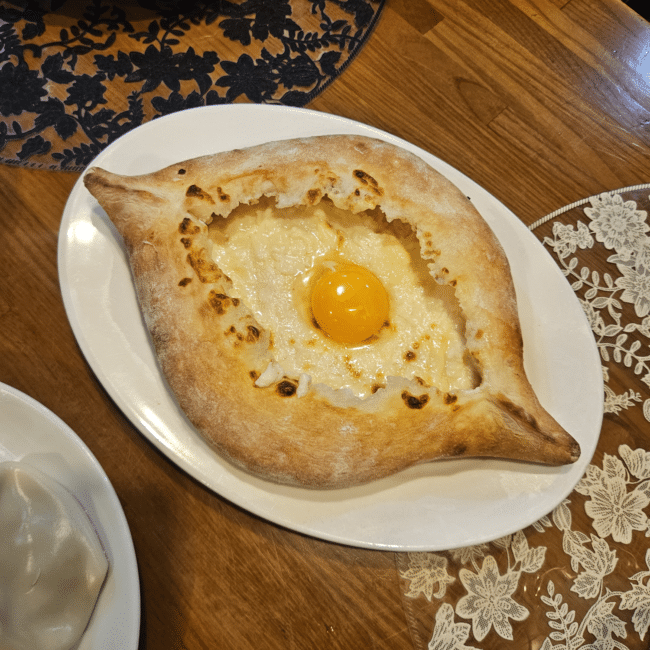 אצ'רולי - חצ'פורי עם ביצה